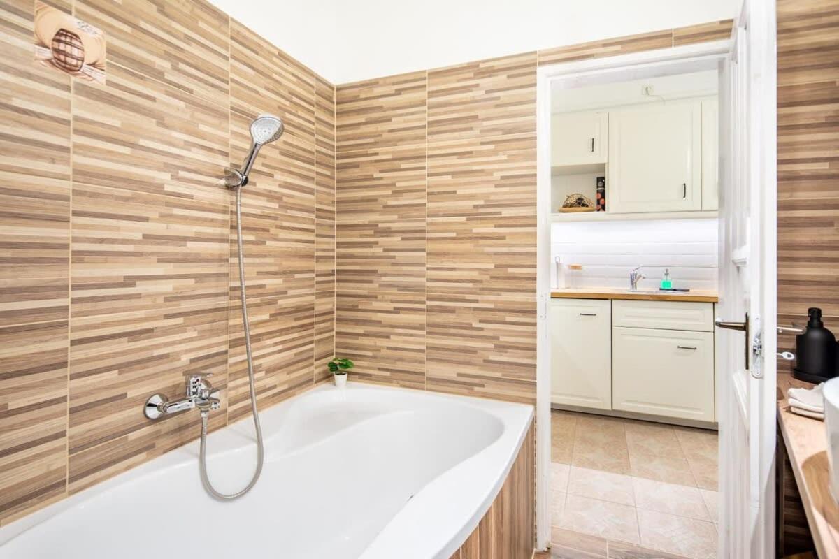 Convenient Apartment At Gastro Driven Location Budapest Eksteriør billede