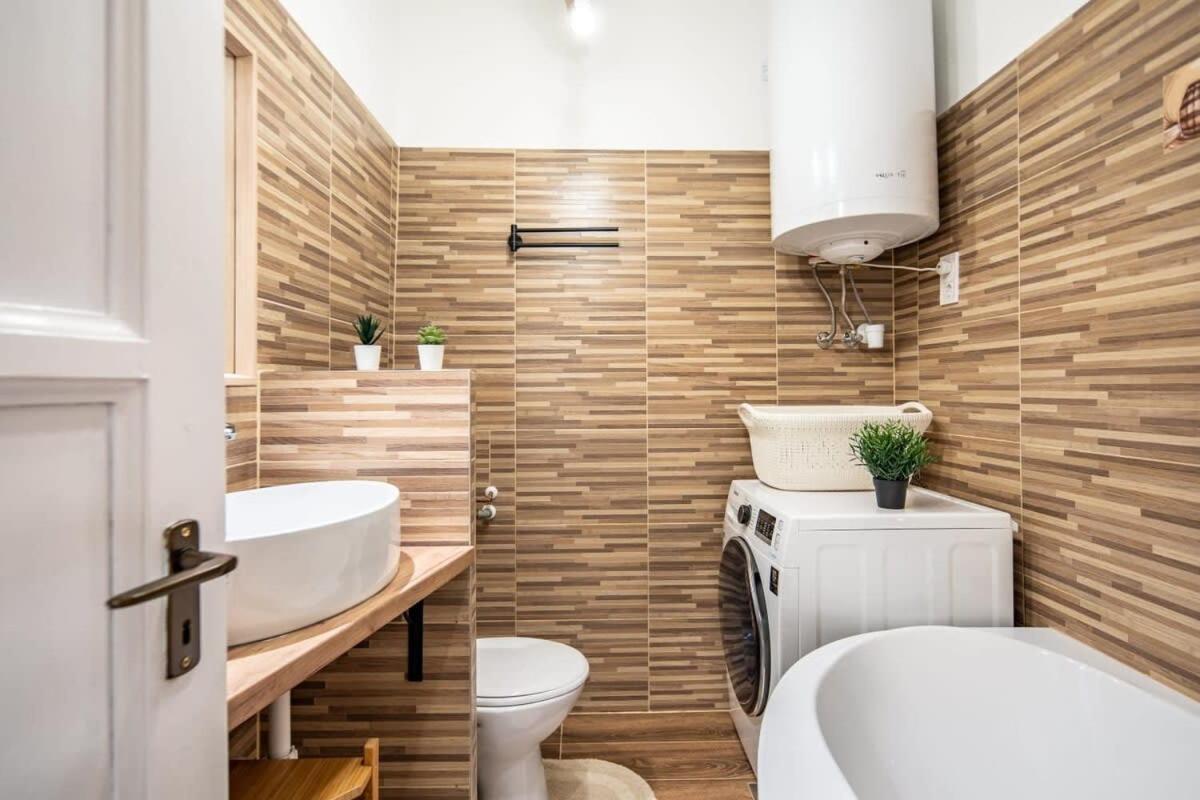 Convenient Apartment At Gastro Driven Location Budapest Eksteriør billede